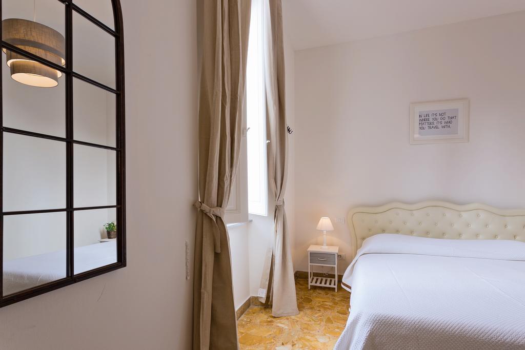 Townhouse By The Spanish Steps Рим Номер фото